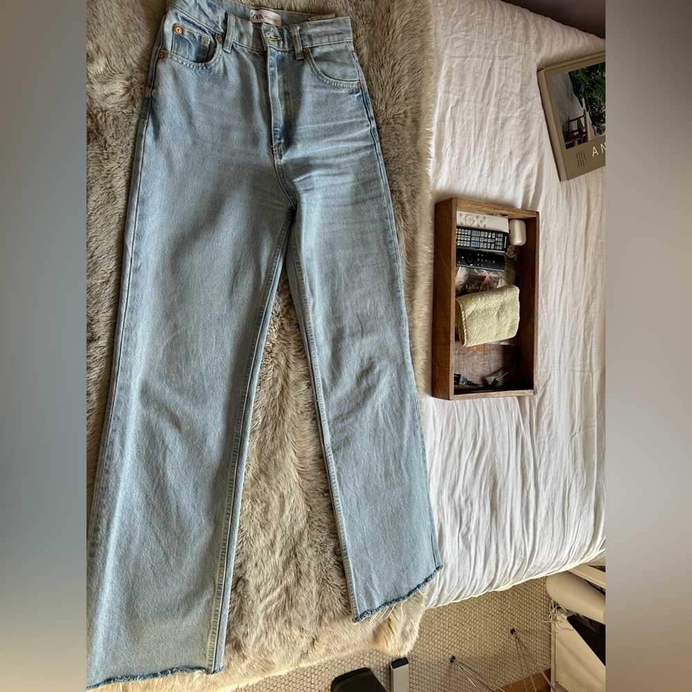 ❌SOLD❌ ZARA US SIZE 0 HIGHWAISTED LIGHT WASH TRF JEANS ❌ SOLD ❌
